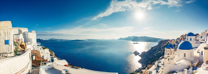 Kerken in Oia, Santorini-eiland in Griekenland, op een zonnige dag. Panoramisch uitzicht.