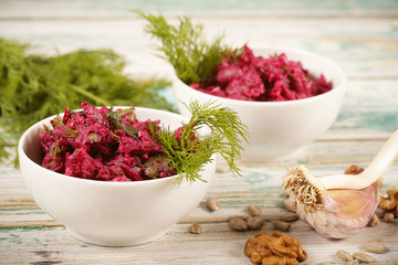 салат вегетарианский со свеклой и фасолью стоит на...