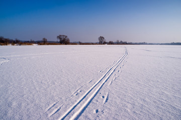 Fototapeta premium Zima na Podlasiu. Zalew Dojlidy pokryty śniegiem i lodem. Polska, Białystok