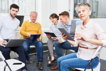 Team bei einer Computer Schulung