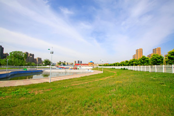 Obraz premium Pool and the lawn in the park