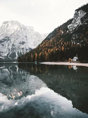 Ruhiger Morgen am Pragser Wildsee im Herbst. Schöne Bergreflexionen auf dem Wasser. © szaboerwin