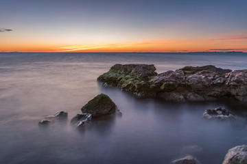 Fototapeta na wymiar amanecer rocas del mediterraneo