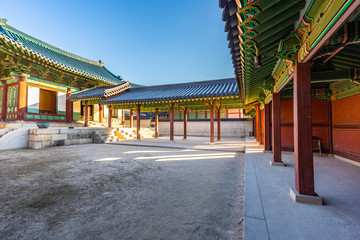 Obraz premium Piękny budynek architektoniczny Pałac Changdeokgung w mieście Seul