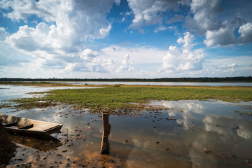 Idyllischer See mit Fischerboot