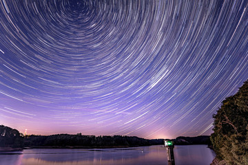 Startrails über der Wahnbachtalsperre
