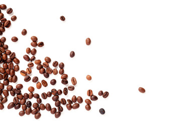 Obraz premium Palone ziarna kawy na białym tle, odizolowane