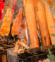 Lachs Grillen und Räuchern am offenen Feuer