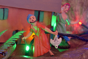 personaggi in miniatura all'interno di un presepe di Natale