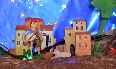 personaggi in miniatura all'interno di un presepe di Natale