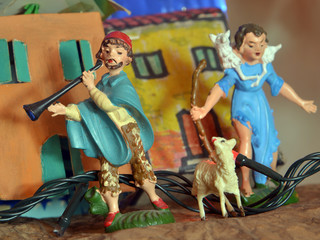 personaggi in miniatura all'interno di un presepe di Natale