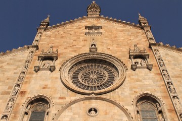 Fototapeta na wymiar Dom zu Como; Fassade über dem Hauptportal mit Fensterrose