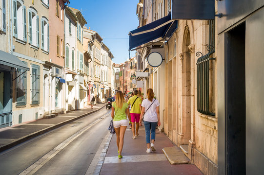 Fototapeta Tourists walking on the streets of Saint-Tropez old town