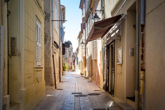 Fototapeta Narrow streets of Saint-Tropez old town
