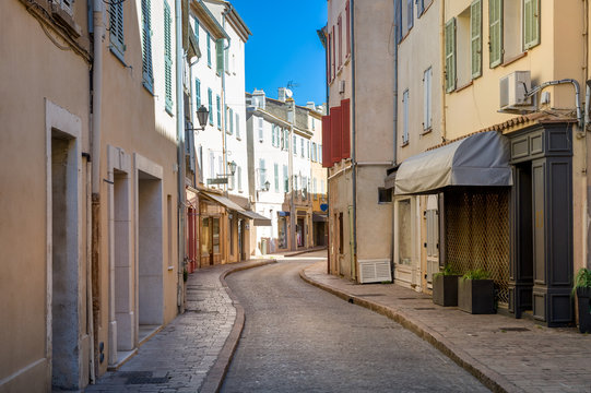 Fototapeta Old streets of Saint-Tropez town center.