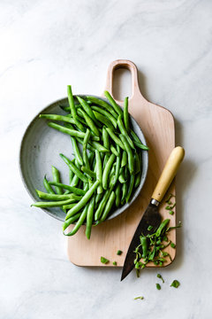 Overhead view of green beans in bowl