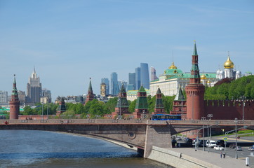 Obraz premium Spring view of the Moscow Kremlin, Big Moskvoretsky bridge and Moskvoretskaya embankment, Moscow, Russia