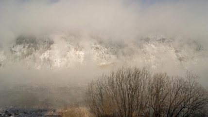 Obraz na płótnie Canvas fog over the river in winter