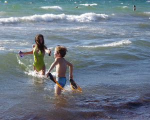 enfant à la plage - baignade