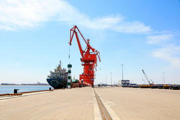 Portal crane and Cargo ship