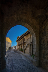 Fototapeta na wymiar entrance of the walled enclosure of the medieval village of Monleon