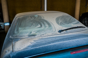 Unbenutztes Auto verstaubt in einer Garage