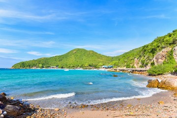 Fototapeta premium View of Tien Beach on Tropical Island of Koh Larn in Pattaya