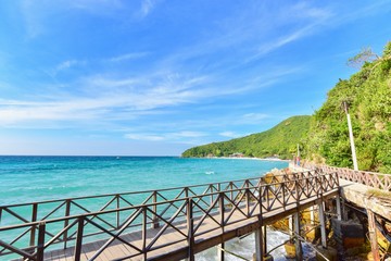 Fototapeta na wymiar Wooden Bridge to Tien Beach on Koh Larn or Coral Island in Pattaya