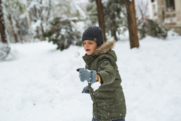 Fototapeta na wymiar portrait of happy kid outdoor in snow