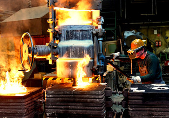 Arbeiter in einer Giesserei // Worker in a foundry 
