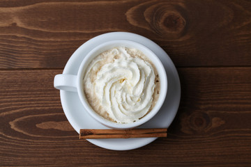 木のテーブルに置いた ウインナーコーヒー ホイップクリーム