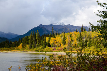 秋のカナディアンロッキー　雨の晴れ間のバーミリオン湖（バンフ国立公園　カナダ・アルバータ州）