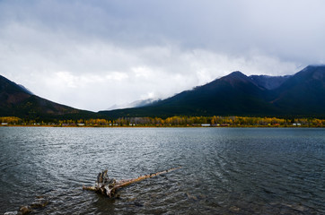 秋のカナディアンロッキー　雨の晴れ間のバーミリオン湖と貨物列車（バンフ国立公園　カナダ・アルバータ州）