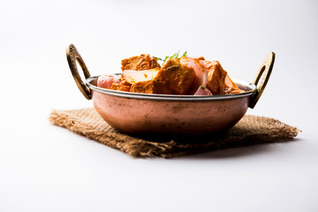 Paneer Do Pyaza  is a popular punjabi vegetarian recipe using cubes of cottage cheese  with lots of onion in a gravy