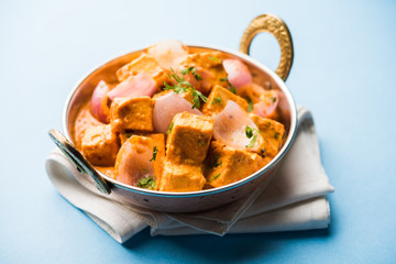 Paneer Do Pyaza  is a popular punjabi vegetarian recipe using cubes of cottage cheese  with lots of onion in a gravy