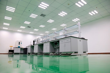 Laboratory cabinet and clean floor