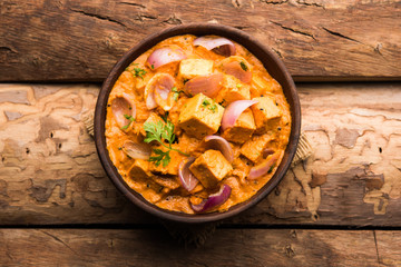 Paneer Do Pyaza  is a popular punjabi vegetarian recipe using cubes of cottage cheese  with lots of onion in a gravy