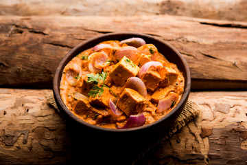 Paneer Do Pyaza  is a popular punjabi vegetarian recipe using cubes of cottage cheese  with lots of onion in a gravy