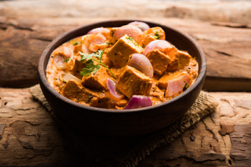 Paneer Do Pyaza  is a popular punjabi vegetarian recipe using cubes of cottage cheese  with lots of onion in a gravy