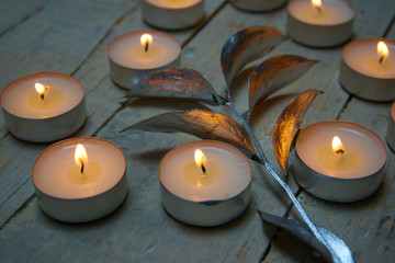 Teelichter mit silbernen Blättern