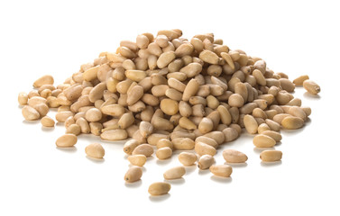 Pignons de pin décortiqués sur fond blanc