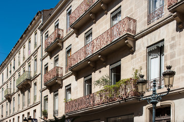 Hausfassaden in Nimes in Südfrankreich