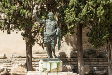 Statue Kaiser Augustus in Nimes in Südfrankreich
