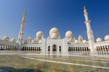 Fototapeta na wymiar Inner courtyard Sheikh Zayed Mosque