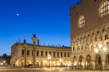 Obraz premium Doge's Palace at San Marco square at night in Venice, Italy
