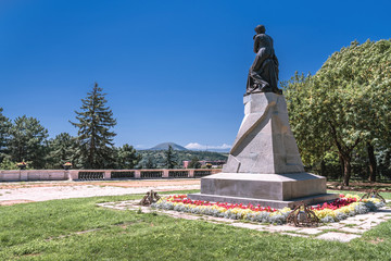 Obraz premium statue in the park, Lermontov