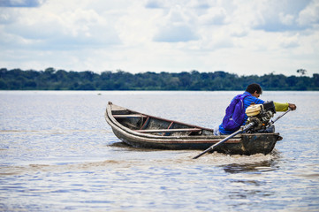 Pescador en el Rio Amazonas