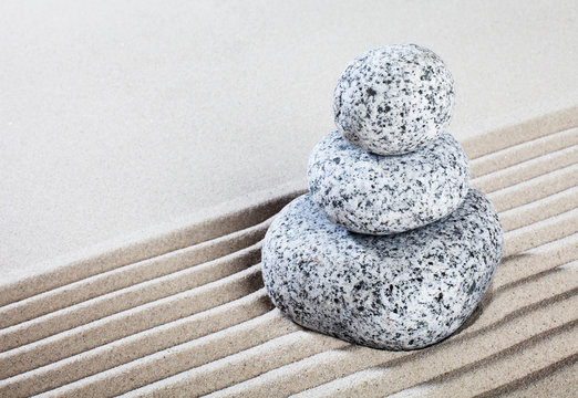 galets zen en équilibre sur le sable