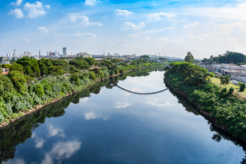 Rio Tietê atravessando a cidade de Osasco - SP.