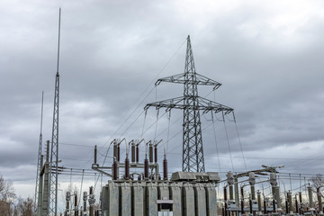 Trafo mit Strommast im Hintergrund